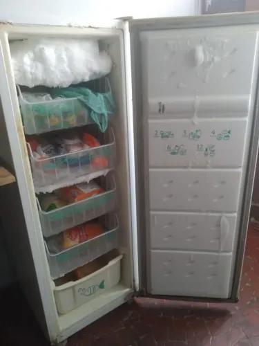 Freezer Consul 121 litros internos gelando muito.