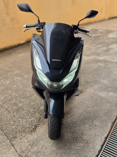Vendo pcx 160 DLX ABS ano 2025 com 5.800 km rodados moto de garagem 