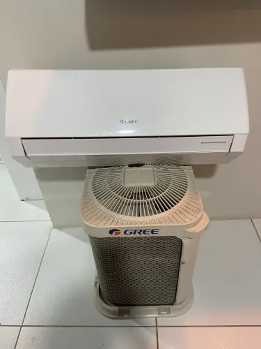 Ar condicionado GREE 9 mil btus inverter apenas 1 ano de uso Muuuito bem conservado.