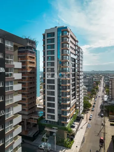 Apartamento à venda no Centro de Torres-RS com duas suítes e vaga dupla de garagem