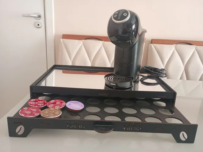 Kit cafeteira com bandeja e cápsulas