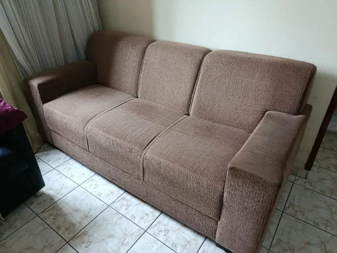 Sofá em tecido aveludado 3 lugares.