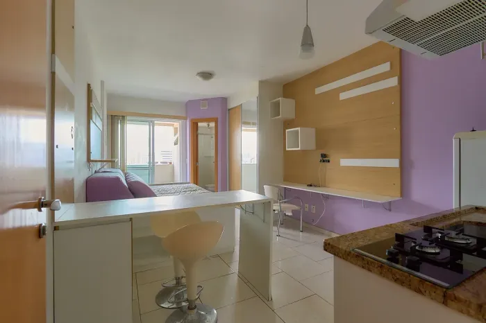 Studio mobiliado a venda, no Centro divisa com Batel