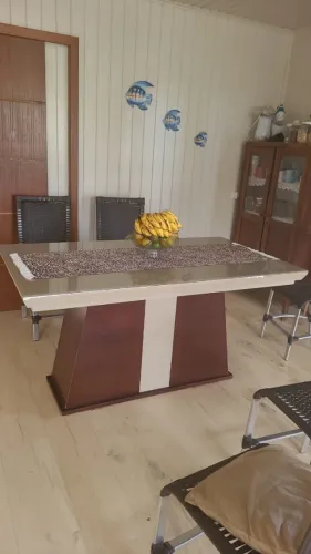 Mesa de jantar quadrangular