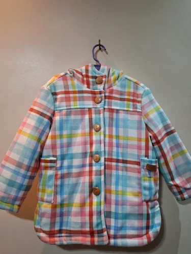 Jaqueta infantil Mon Sucré semi-nova colorida,  com capuz e bolsos frontais. 
