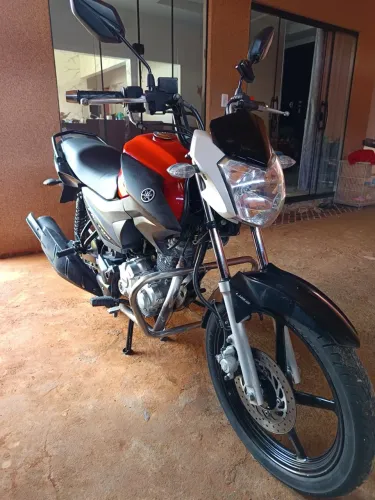 Vendo moto factor. De uso exclusivo feminino. Pronta pra andar. Só transferir