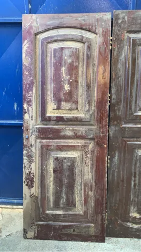Portas em madeira maciça e tábuas de madeira