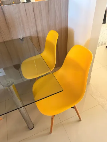 4 cadeiras eames Eiffel amarelas
