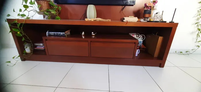 Rack e Painel para sala - Lar Shopping em Madeira com 2 Gavetões - Impecável
