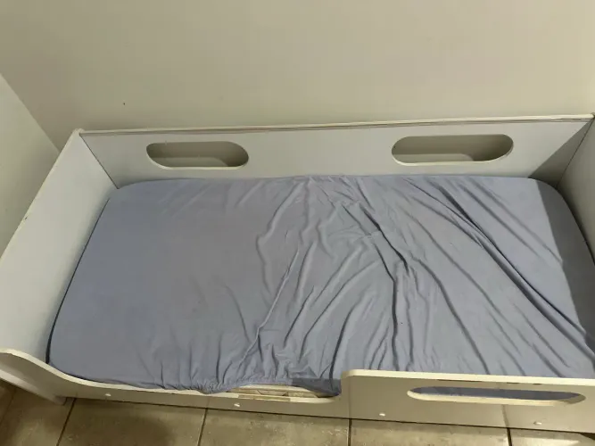 Cama infantil com colchão 