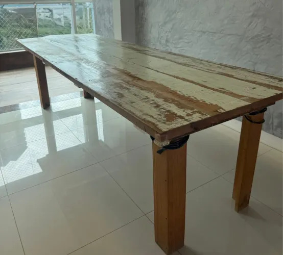 Mesa de madeira de demolição