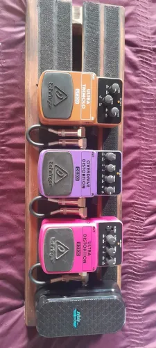 Pedalboard com 4 pedais e uma fonte 9 volt