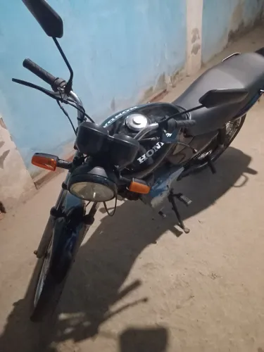 CG 125, recém pintada 