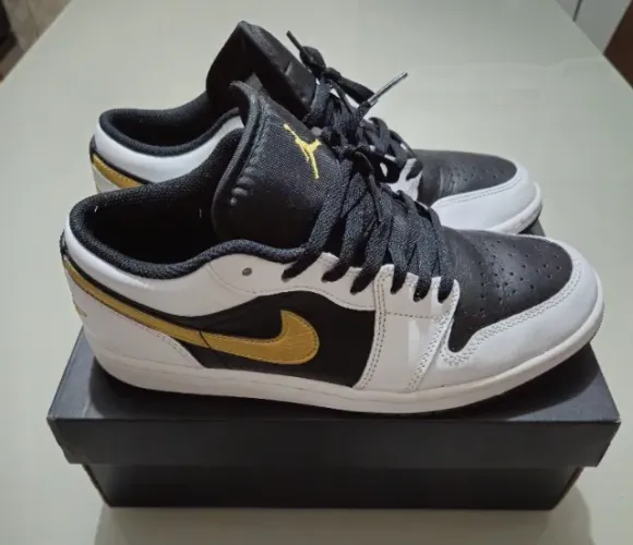 Tênis Nike Air Jordan 1 Low White Black Metallic Gold Swoosh