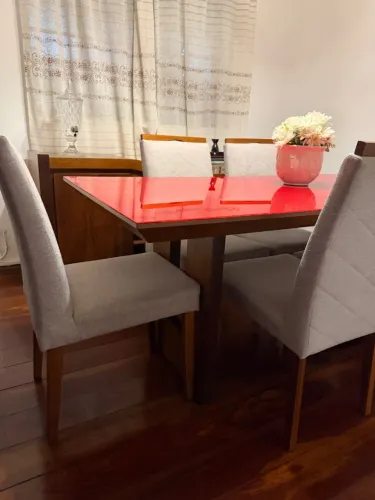 Mesa de jantar retangular com cadeiras