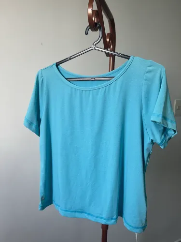 Camisa de academia meio cropped azul claro NOVA