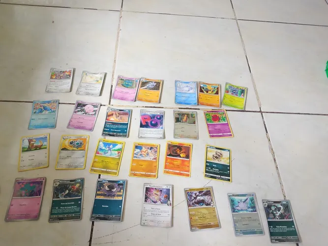 26 card de Pokémon comum e 4 raras