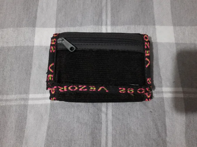 Carteira Vintage em Veludo com Velcro e Zíper Anos 90.