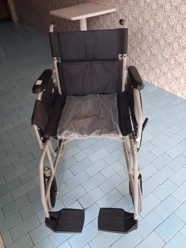 Vendo Cadeira de rodas nova