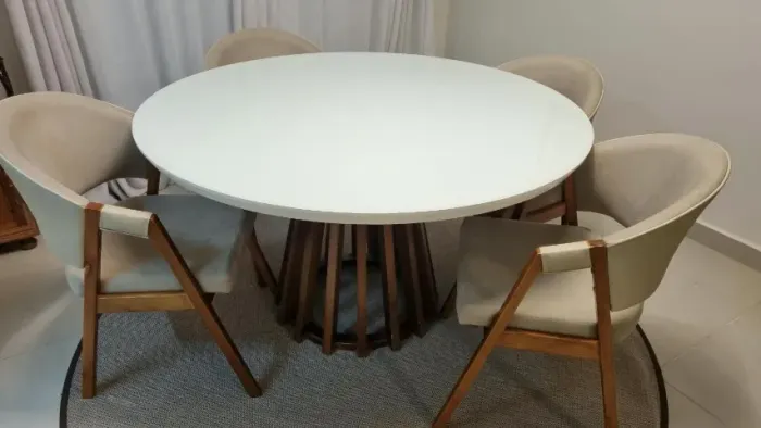 Mesa de Jantar Redonda + 4 cadeiras