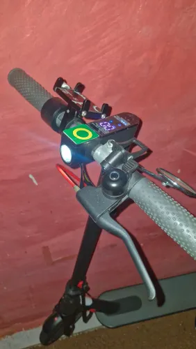 Patinete elétrico em estado de novo. 