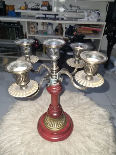 Lindo candelabro antigo em latão com detalhe em madeira com 5 velas item de coleção