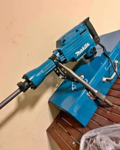 ALUGUEL DE MARTELETE ROMPEDOR MAKITA E BOSCH PROFESSIONAL 3KG. 
