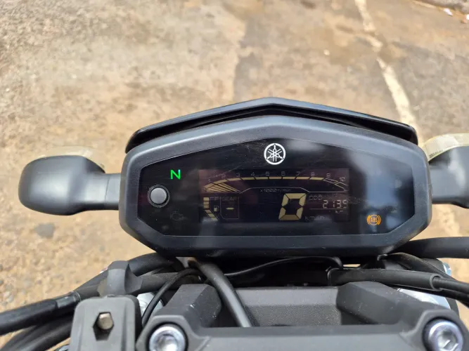 MOTO EXTREMAMENTE NOVA