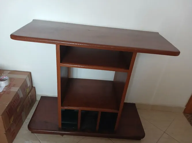 Vendo Rack em madeira de lei, usado.