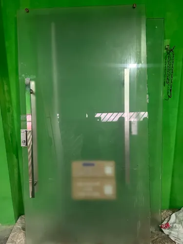 Vendo porta de vidro com puxador de alumínio