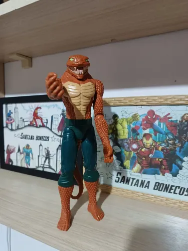 Lagarto 30 cm original marca Hasbro 