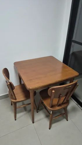 Conjunto mesa (80x80cm) e cadeira em madeira maciça 