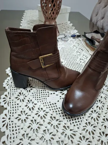 Bota de couro feminina