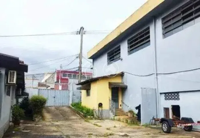 Galpão e área com 720 mts Aluguel