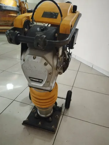 Compactador de solo Toyama 4 tempos