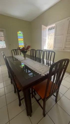 Vendo mesa de madeira com vidro