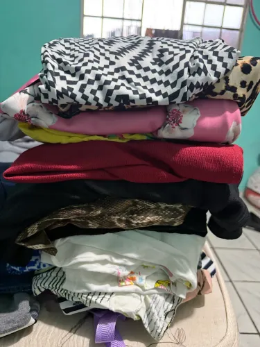 Roupas TAM M,saias,vestidos,blusinhas manga longa e curta ,,38 peças misturadas