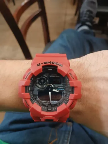 Este é um relógio Casio G-Shock GA-700-4ADR analógico-digital