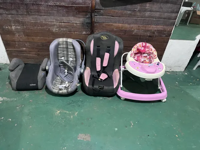 Cadeira de bebê o carro ou assento 