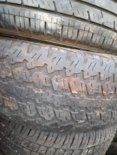 Vende se pneus usados e remolde, pneus do 15 ao 19 carros pequenos e do 16 ao 20 pra cami.