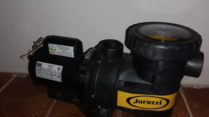 Vende se uma bomba para piscina