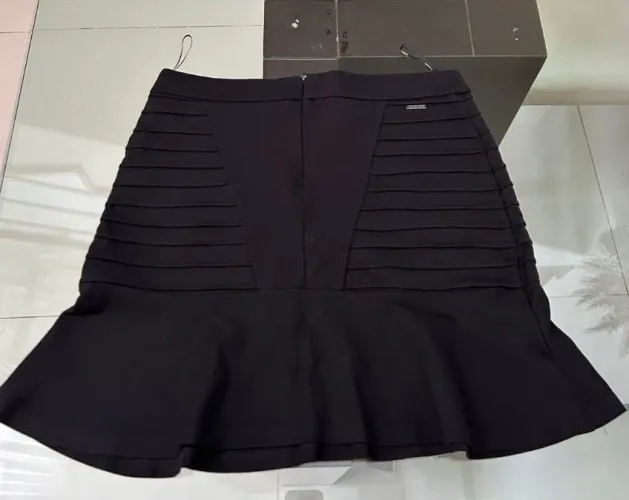 Saia preta com babado Le Lis Blanc