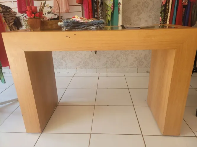 Balcão cerejeira com tampo de vidro