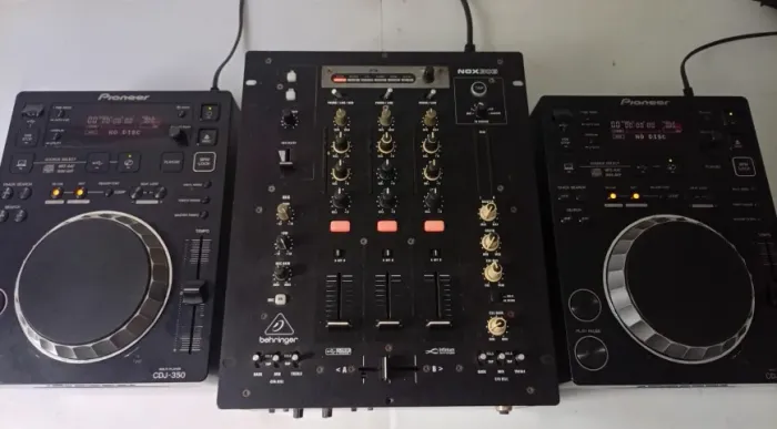CDJ 350 PIONEER + MIXER BHERINGER NOX 303.