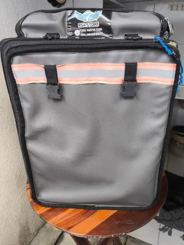 Mochila Baú de entregas (bag) para moto, cinza com faixas refletivas laranjas.