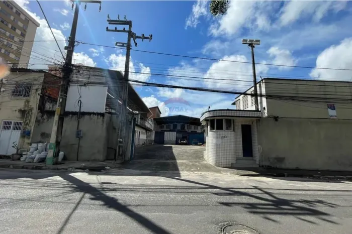 ALUGA Galpão de 1.600m² de área tota Localizado no coração do Benfica, na Av. Carapinima 1