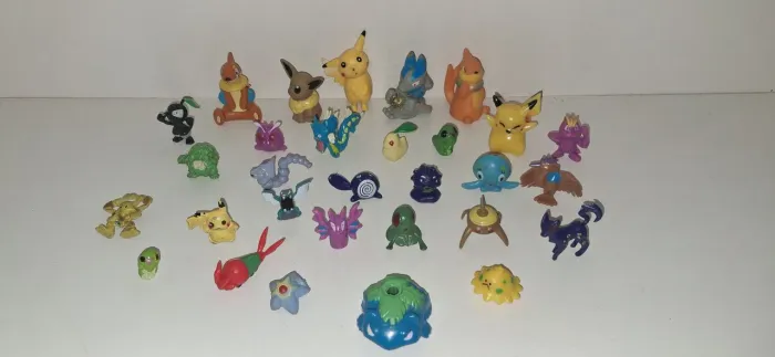 Lote com minis pokemon 