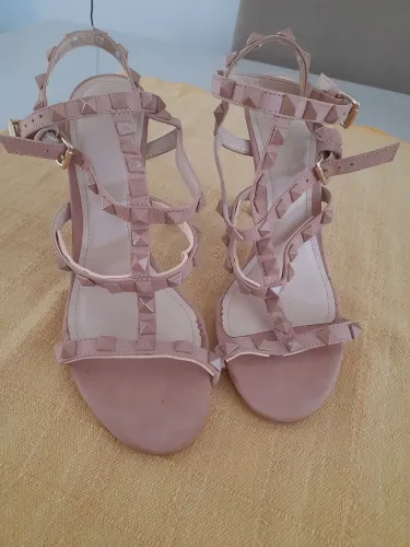 Sandálias de salto alto com tachas