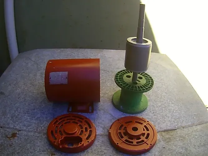 Motores elétricos Monofásicos prontos para rebobinagem. Os dois são de 1 CV.