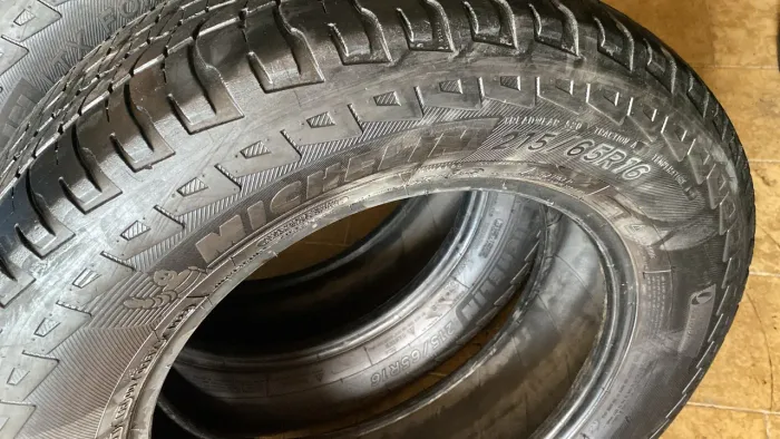 Pneu 215/65/16 usado AG